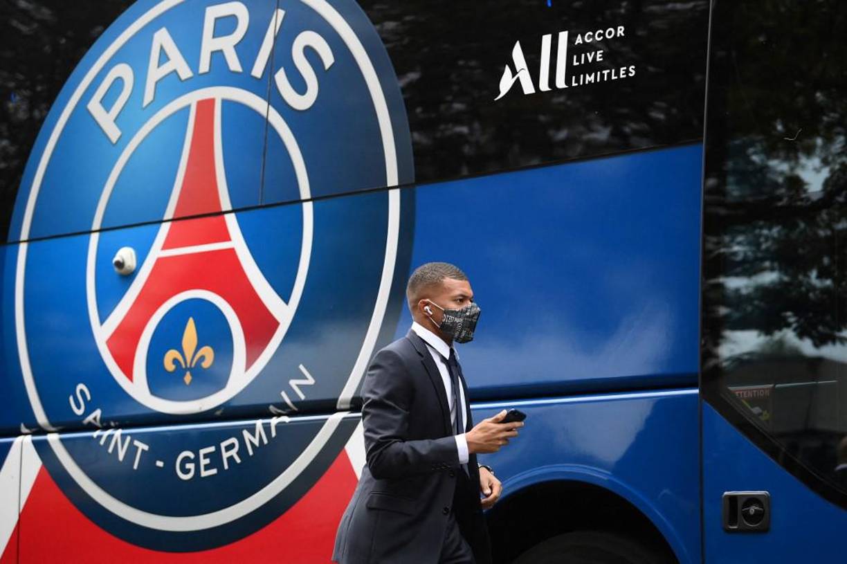 Según apunta Le Parisien, Kylian Mbappé, que apunta al Real Madrid, sigue firme en su idea de marcharse de París este verano y afirman que, a pesar de eso, el delantero no quiere que nada le distraiga y no decidirá nada sobre su futuro hasta el próximo mes de marzo.
