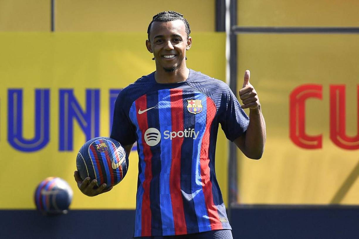 “Vamos a ir a por lo más alto”, afirmó Jules Koundé, en su presentación como nuevo jugador del Barcelona, en la que el defensa francés aseguró que aterriza en el club blaugrana con “ambición”.