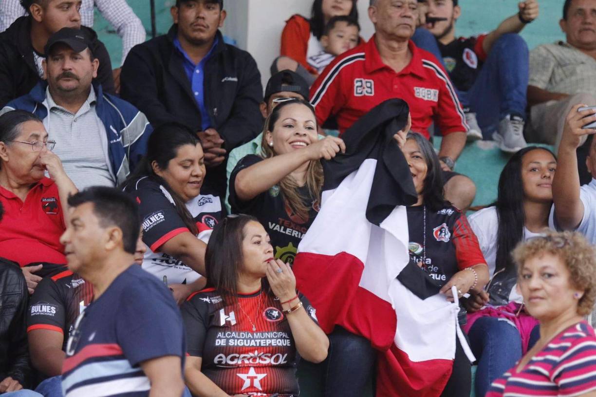 Estas son algunas de las mejores imágenes del ambiente en Liga de Ascenso para el duelo entre Independiente y Platense.