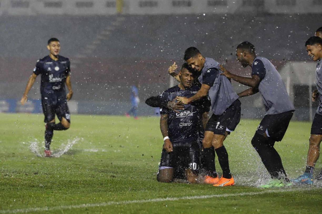 Darixon Vuelto<b> </b>mandó el rezago donde estaba justo y perfecto, Carlos Small<b>.</b> El paanameño no perdonó y en y metió el primer tanto oficial con<b> </b>Real España en la Liga Nacional de Honduras.