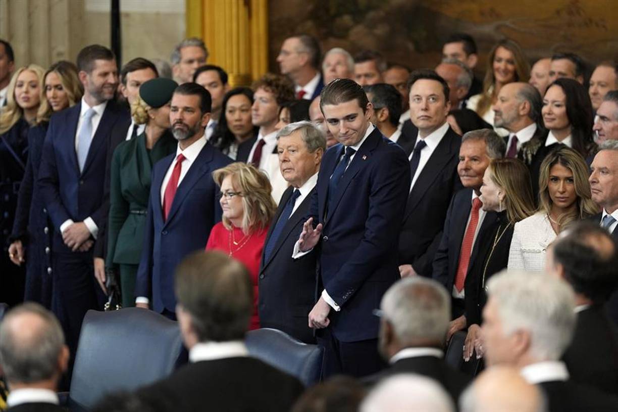 La simbología de esta ceremonia con la que Trump jura su cargo como nuevo presidente de Estados Unidos se ha completado esta mañana otorgando un lugar central al hijo de Melania y Donald Trump, Barron, así como a Elon Musk, confundador de Tesla y uno de los hombres más ricos del mundo y socio en esta victoria electoral, nominado para codirigir el nuevo Departamento de Eficiencia Gubernamental (DOGE, en inglés).
