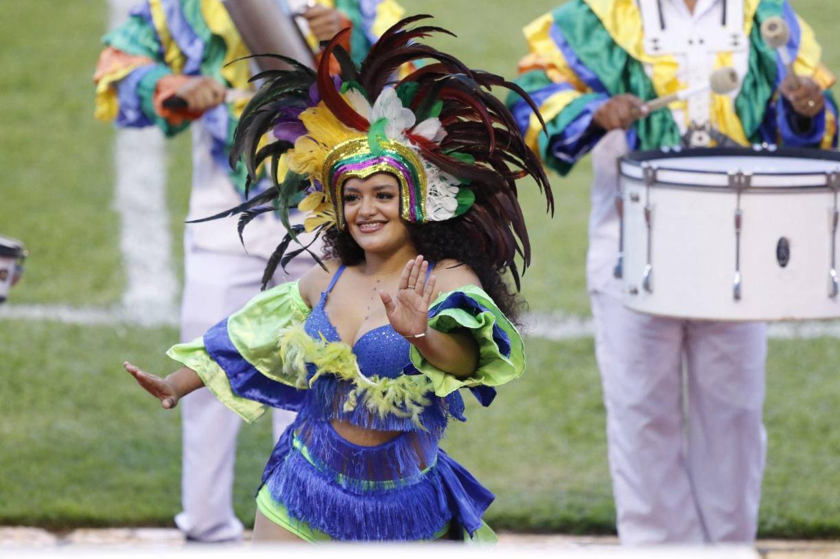 Las bellas chicas se hicieron presentes en el estadio Olímpico previo al Clásico.