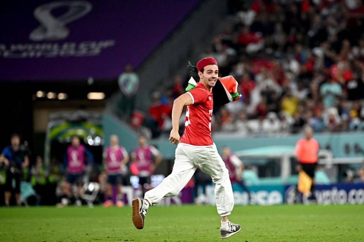 El aficionado interrumpió el segundo tiempo del Francia vs Túnez. 