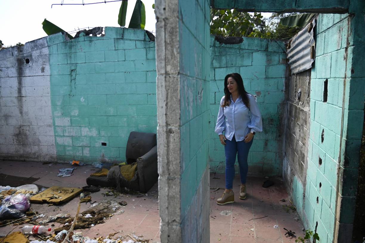 Al supervisar el proceso de recuperación de las viviendas en La Campanera, la ministra de Vivienda, Michelle Sol, se declara “conmovida” por los testimonios de decenas de familias que bajo amenazas habían sido despojadas de sus hogares. La odisea de esas familias era interminable, porque tampoco podían instalarse en vecindarios donde imperaba una pandilla rival, que establecía una frontera invisible.