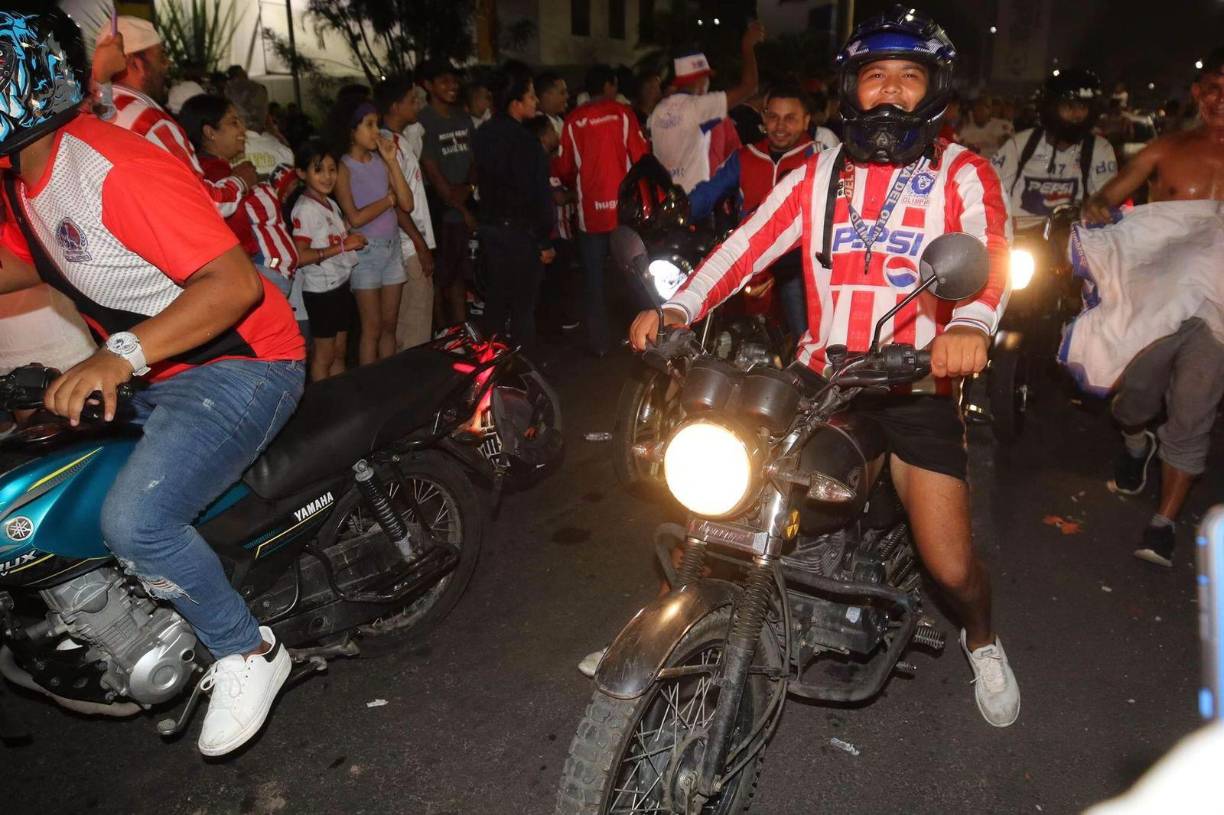 La hinchada merengue salió a las calles de la capital de Honduras para festejar el triunfo ante el Olancho FC.