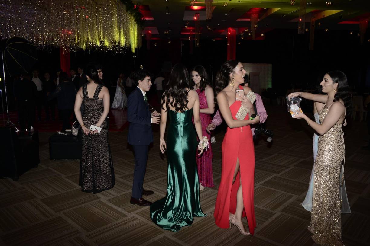 Los seniors mientras bailaban en la pista principal.