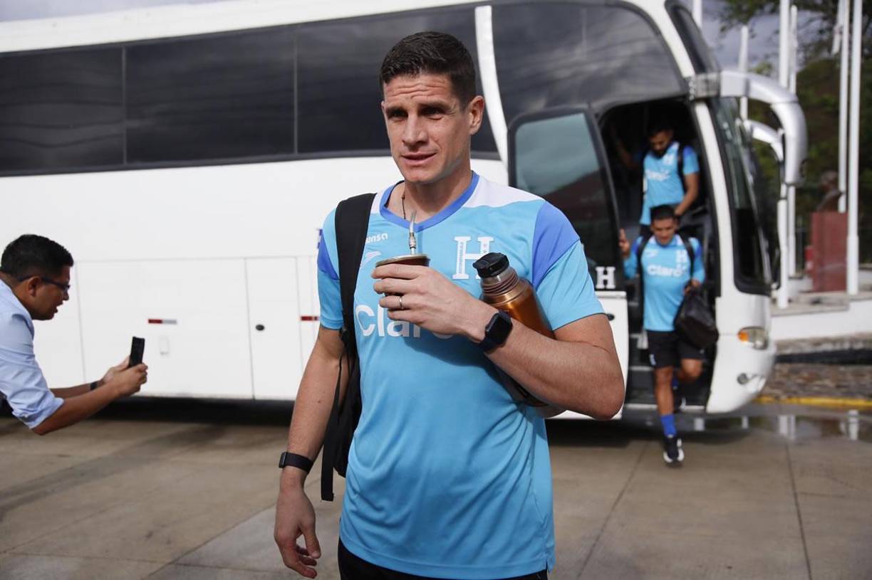 Jonathan Rougier llegó con su respectivo mate al Centro de Alto Rendimiento José Rafael Ferrari.