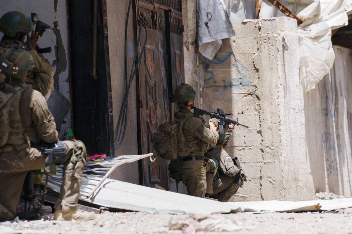 Las fuerzas israelíes también tomaron el lado palestino del cruce fronterizo de <b>Rafah</b> entre Egipto y Gaza. 