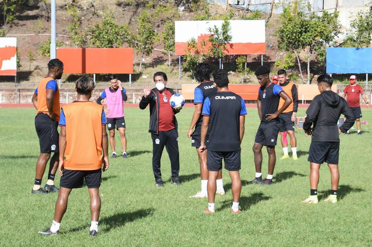 Mientras tanto, Juan Carlos Espinoza es quien dirige los trabajos de entrenamiento en el tetracampeón.