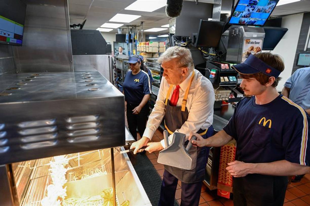 En uno de sus actos de campañas más reciente, Trump sorprendió a un restaurante en Pensilvania tras cocinar papas y atender a los clientes en el autoservicio.