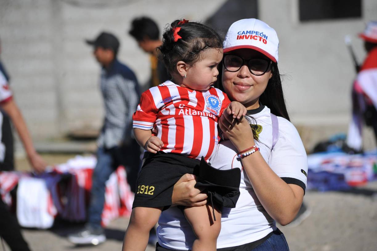 ¡Bellezas! Estas lindas aficionadas del Olimpia con una gran sonrisa previo al inicio del Clásico Olimpia-Marathón. 