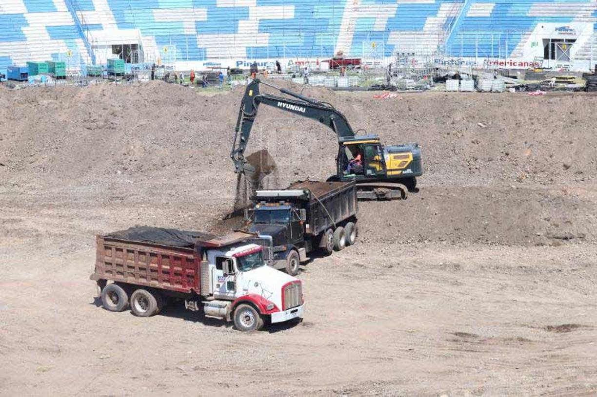 “Aquí nos encontramos con cuatro tipos de gramas, la tierra no era apta para el pasto de alta competencia, no había un sistema de drenaje, comentó Rudy Urbina, Jefe de prensa de CONDEPOR.