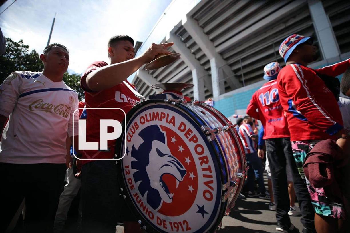 La Ultra Fiel, barra del Olimpia, montó un gran show en su llegada al estadio Nacional Chelato Uclés