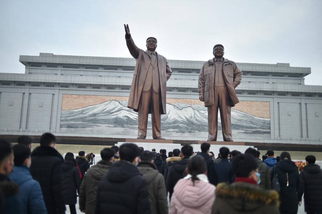 En Corea del Norte, los ciudadanos se reunieron frente a los monumentos de los ex presidentes Kim Il Sung y Kim Jong Il para la ceremonia del Año Nuevo Lunar.