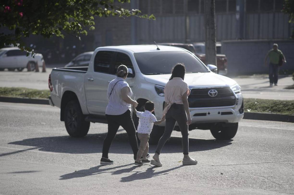 Mujeres con sus niños están vulnerables a los accidentes de tránsito.