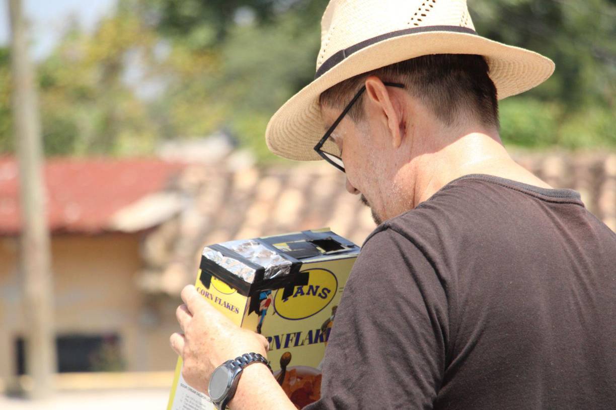 El eclise se reflajaba adentro de la caja de cereal.