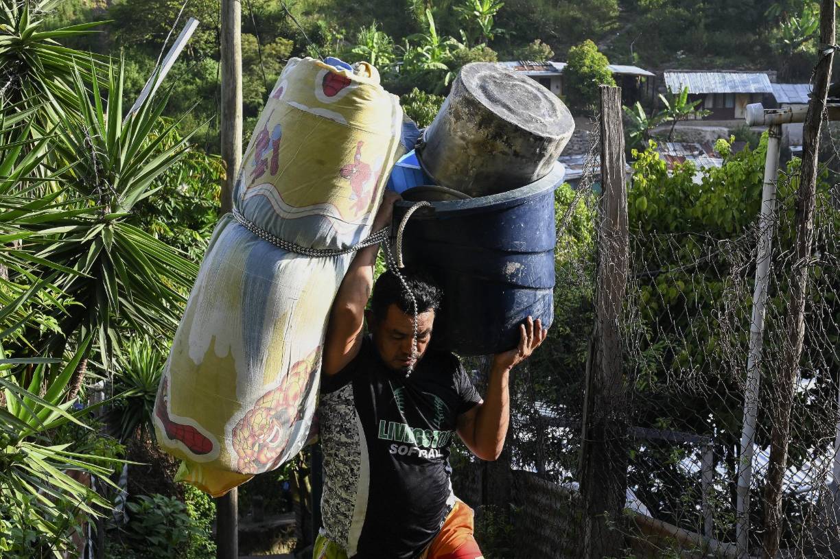 La Policía hace un llamado a las fuerzas vivas, directivos de patronatos y autoridades de la alcaldía para disminuir el número de negocios de bebidas alcohólicas. El comisionado Miguel Martínez Madrid, vocero de la Secretaría de Seguridad, detalló que el ministro Ramón Sabillón Pineda “giró instrucciones precisas a los titulares de las direcciones operativas y especiales que conforman la institución para ejecutar operaciones de inteligencia y rastreo de antisociales en la colonia Villa Nueva”.
