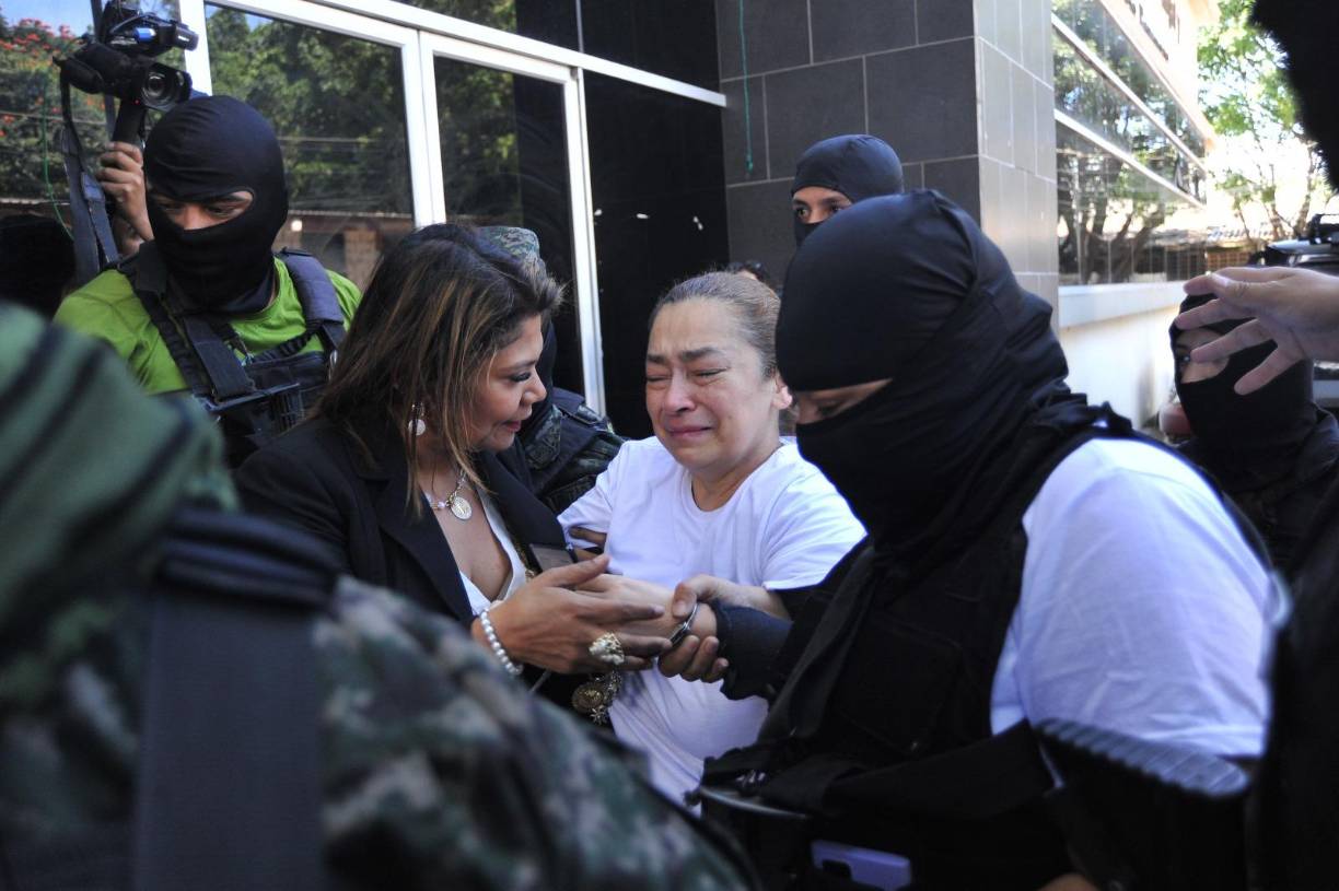 La exministra Tábora es acusada por el delito de fraude en el sonado caso de la “oscura” compra de los hospitales móviles durante la pandemia de Covid-19. Por el mismo caso, también hay una orden de captura contra Alba Consuelo Flores, quien permanece prófuga de la justicia.