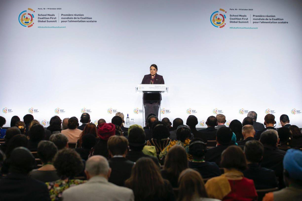 El programa incluye la participación de las familias, maestros, municipalidades, mancomunidades y la vinculación de las compras locales con el objetivo de integrar plenamente, al más breve plazo, a la agricultura familiar campesina, según la presidenta. 