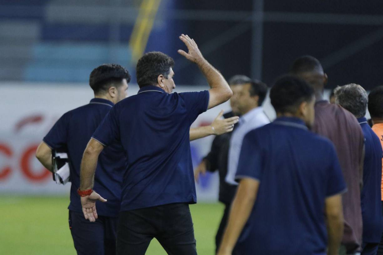 Protestas entre cuerpo técnico de la Real Sociedad y algunos jugadores del Real España