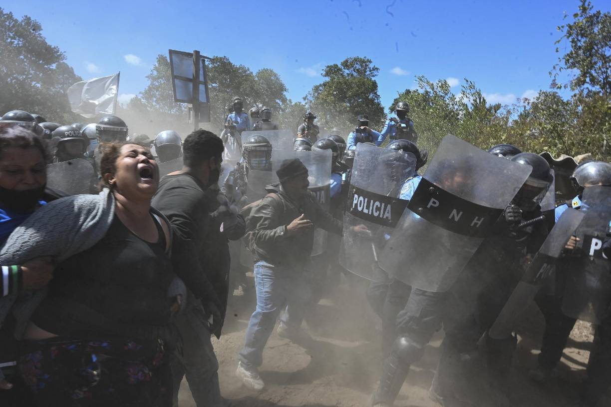 Los pobladores detuvieron la avanzada cruzándose en el camino de los agentes. Una rencilla dejó a varias pobladores heridos. 