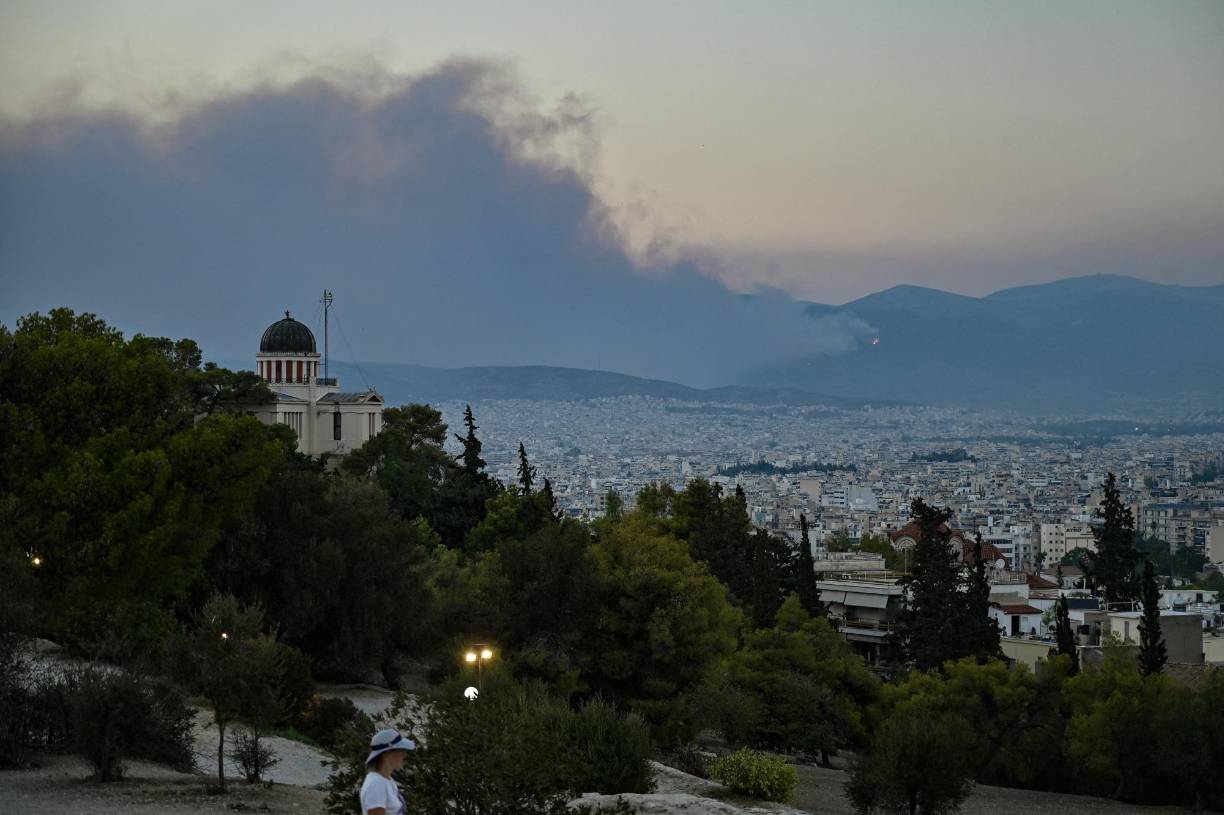 Otro <b>incendio</b> afecta la zona industrial de Aspropyrgos, al oeste de la capital.