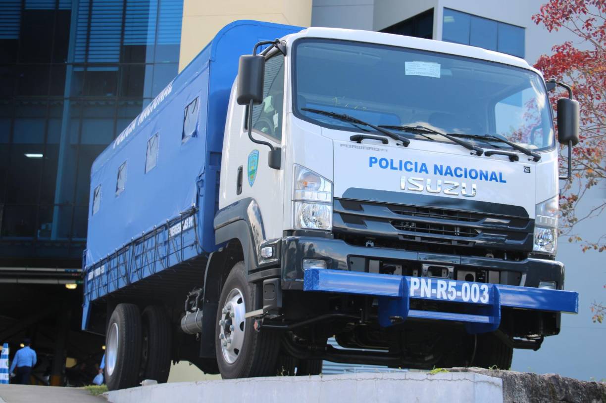 “El Gobierno de la Presidenta Xiomara Castro De Zelaya realizó la entrega de nueva logística para la Policía Nacional de Honduras, que incluye 60 patrullas, 19 microbuses, 12 vehículos utilitarios para apoyar las operaciones en materia de seguridad a nivel nacional”, escribió. Se realizó una inversión de 103,268,265 lempiras con fondos asignados a la SEDS.