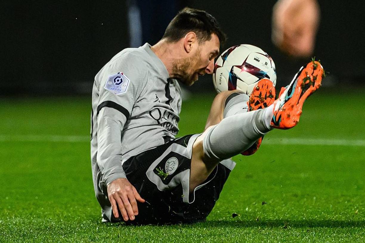 El sueldo de Messi desde que llegó en el 2021 es de 43 millones de dólares, por lo que la diferencia es de 10-15 millones para llegar a un acuerdo entre ambas partes.