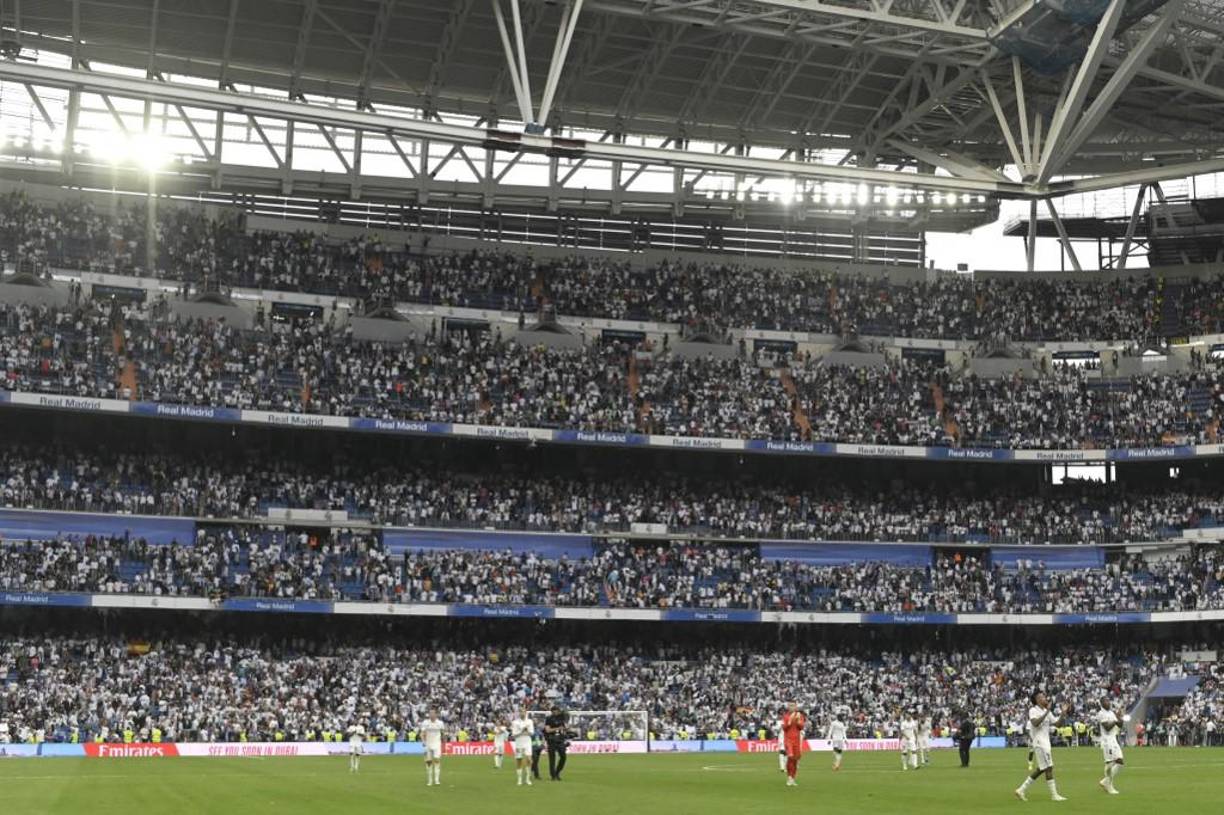 Aficionados del Real Madrid se burlaron del Barcelona al gritarles: “Europa League, Europa League” ya que el cuadro culé podría quedar eliminado en la fase de grupos de la Champions.