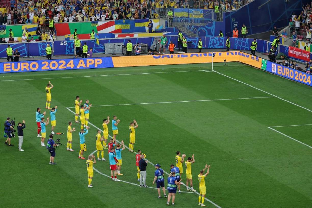 Los jugadores de Ucrania se dirigieron a donde estaba la afición y le agradecieron por el apoyo.