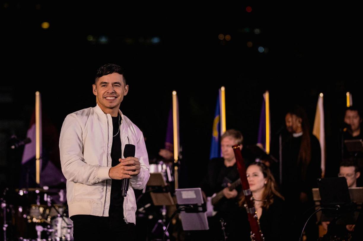 “Simplemente comienzas a sentirte como, ‘Oh, probablemente no tenga sentido que viva. Probablemente sería mejor no vivir de todos modos. Dios probablemente me perdonaría si terminara con mi vida porque es mejor de lo que podría llegar a ser, que es si soy gay o LGBT de cualquier tipo, tendré un gran problema espiritual’”, recuerda haber pensado en aquel entonces.