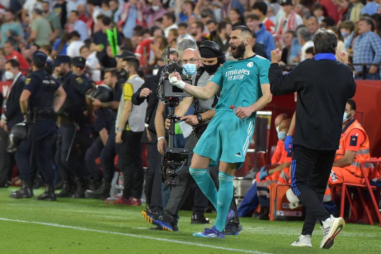 Karim Benzema celebrando el triunfo del Real Madrid tras el pitazo final.