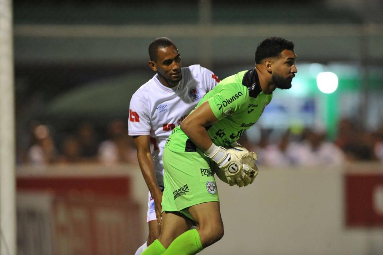 César Samudio se queda con el balón ante la presión de Jerry Bengtson.