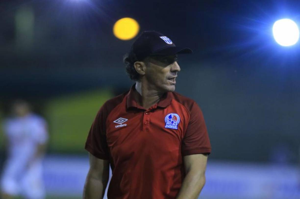 El argentino Pedro Troglio también fue uno de los candidatos de la Bicolor, sin embargo recién renovó su contrato con Olimpia por un año, pero podría salir si es necesario, pues el club no tendría “ningún incoveniente” en cederlo.