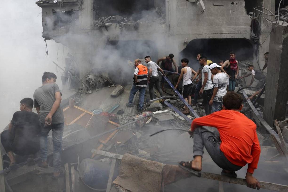 El intercambio de proyectiles aéreos no ha cesado desde el sorpresivo estallido de la guerra el sábado entre Israel y el movimiento islamista Hamás: el Ejército israelí ha bombardeado más de 1.000 objetivos, mientras los milicianos han lanzado más de 4.400 cohetes que han llegado tan lejos como Tel Aviv y Jerusalén.