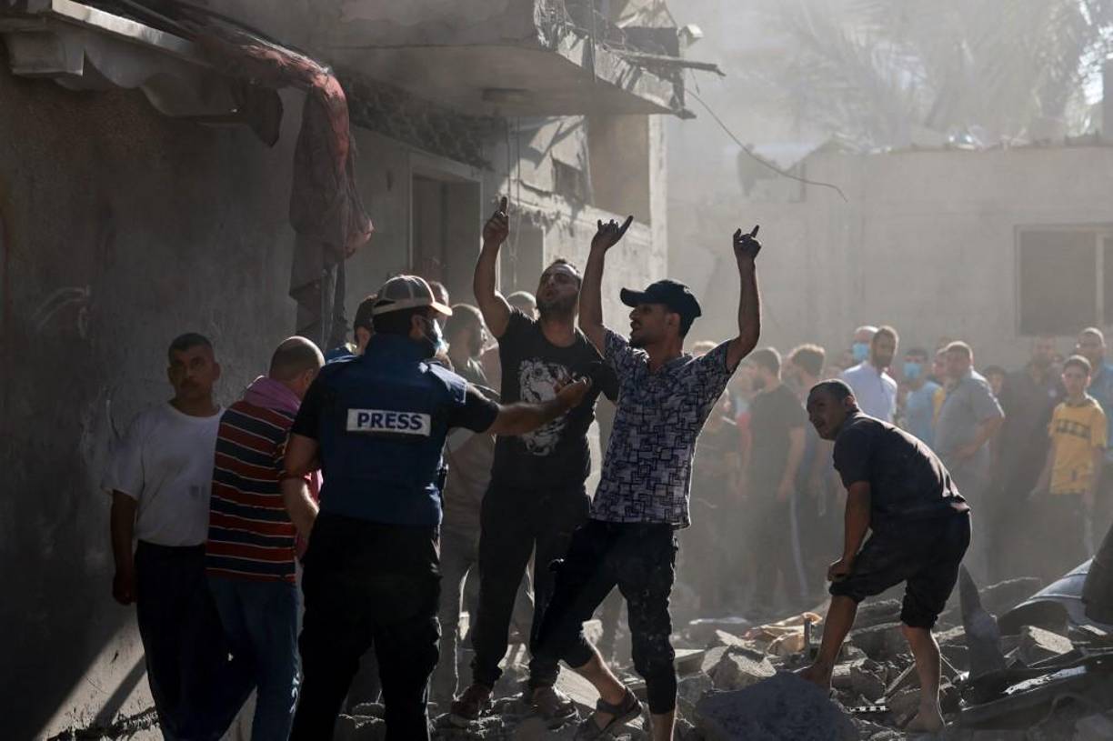 El riesgo de ser atacado en cualquier momento y la falta de combustible impidieron que los palestinos del norte de Gaza pudieran evacuar hacia el sur del enclave a través del corredor habilitado este sábado por el Ejército israelí, que acusó al brazo armado del grupo islamista Hamás de frustrar su plan.