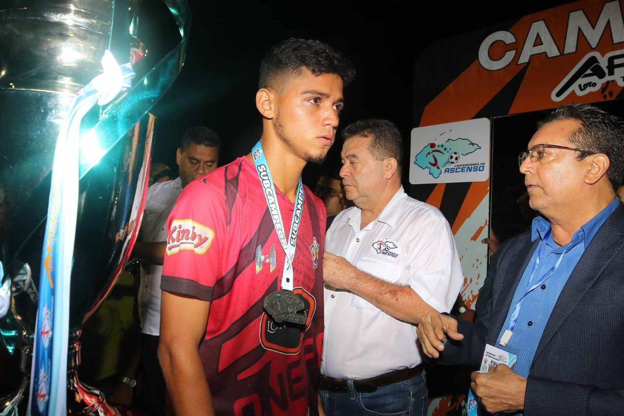 Panorama contrario al Lone FC, quienes no ocultaron su tristeza y decepción tras perder la final en la tanda de penales. 