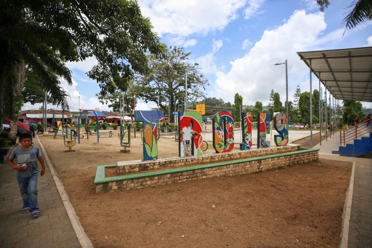 A pesar de que desde junio del año pasado la amnistía migratoria fue ampliada por el Congreso Nacional hasta enero de 2024, muchos migrantes han reportado grupos de policías que les siguen cobrando 200 dólares (aproximadamente 5 mil lempiras) por entrar o salir del país.