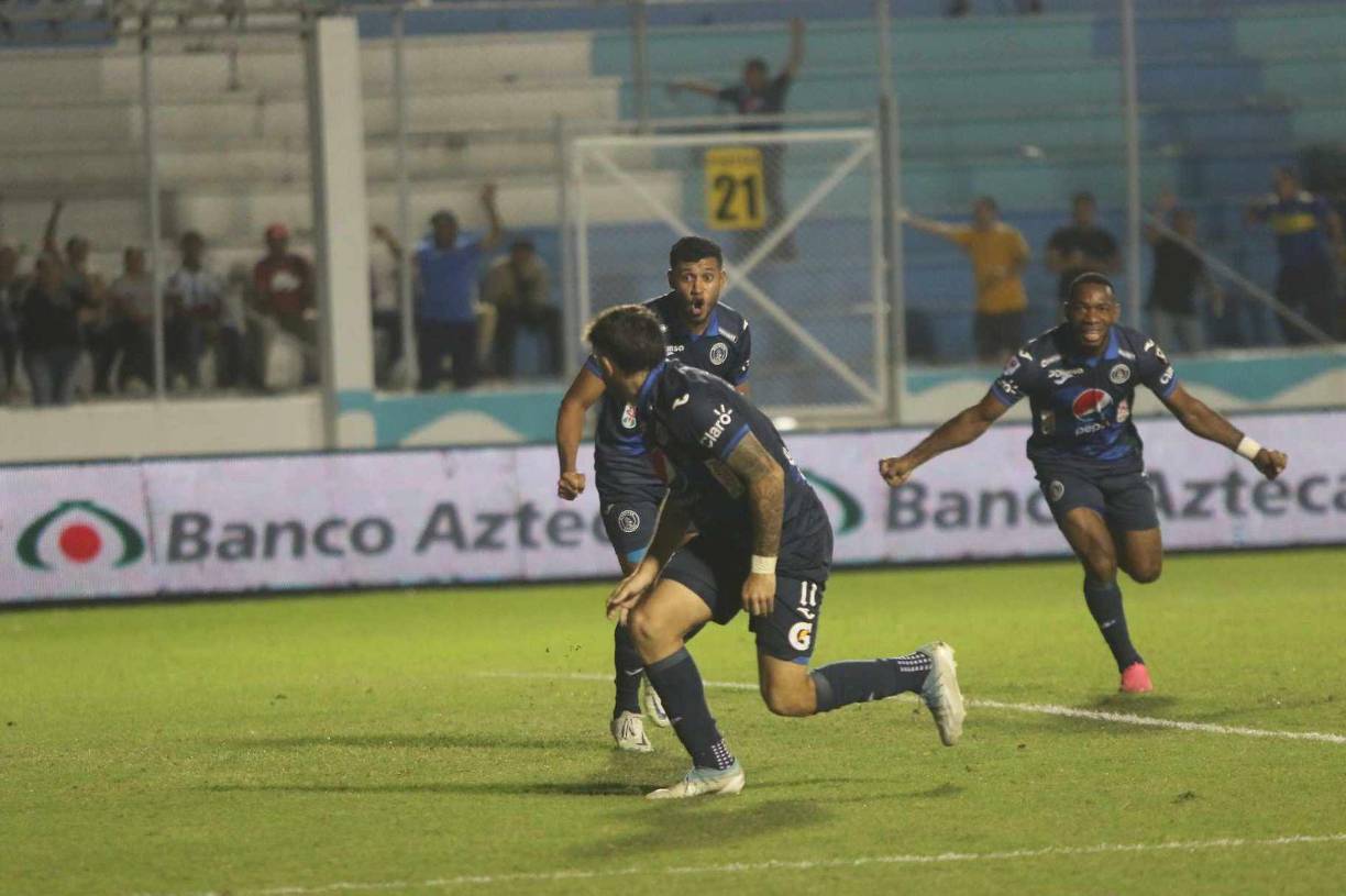 Cuatro minutos después <b>Agustín Auzmendi</b> castigaría el arco rival, pero el argentino, en esta ocasión sí estaba offside. Por lo tanto, estaba bien anulado.