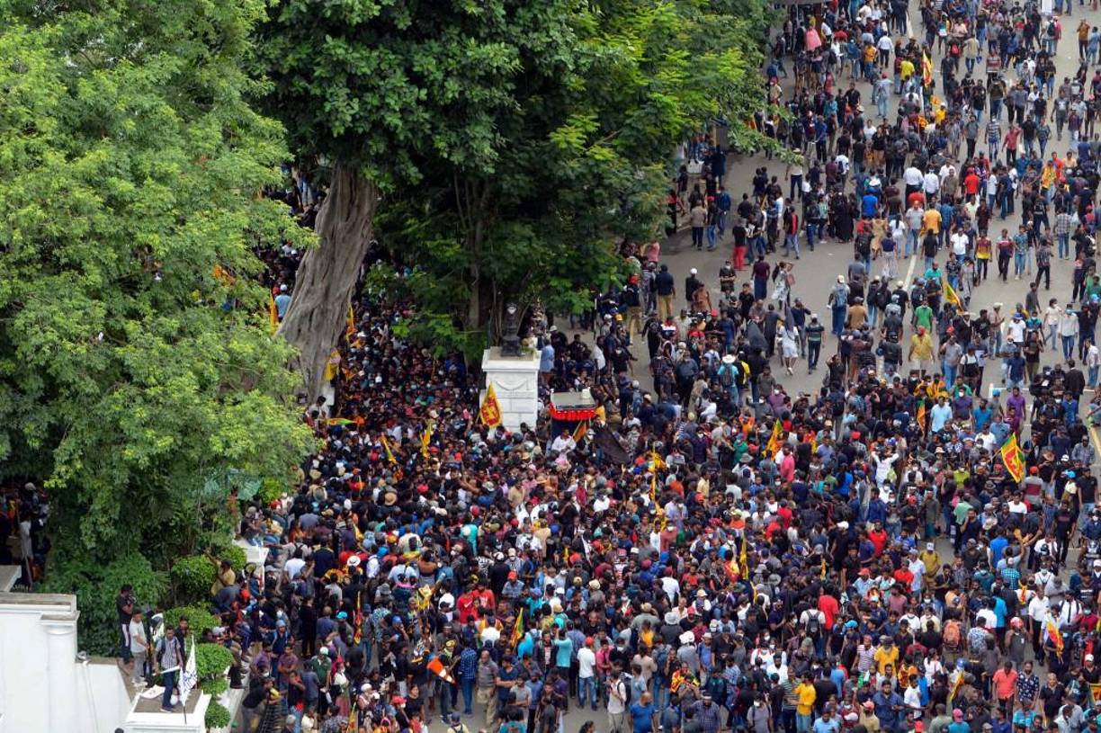 Un gran número de personas se concentraron este sábado en Colombo, buena parte llegadas desde otras zonas del país isleño, para marcar el tercer mes de protestas continuas para exigir la dimisión de Rajapaksa.