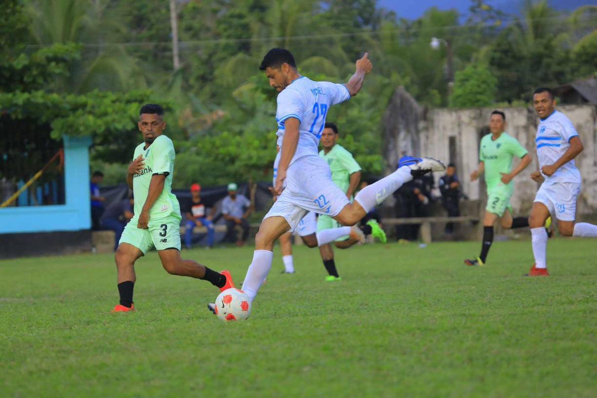 Noel Valladares también fue solicitado por los aficionados. quienes se acercaron para sacarse fotos y llevarse la firma del dos veces mundiales.