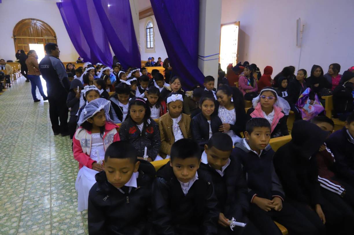 El motivo del encuentro era la celebración de los sacramentos, donde más de 100 niños realizarían su primera comunión.