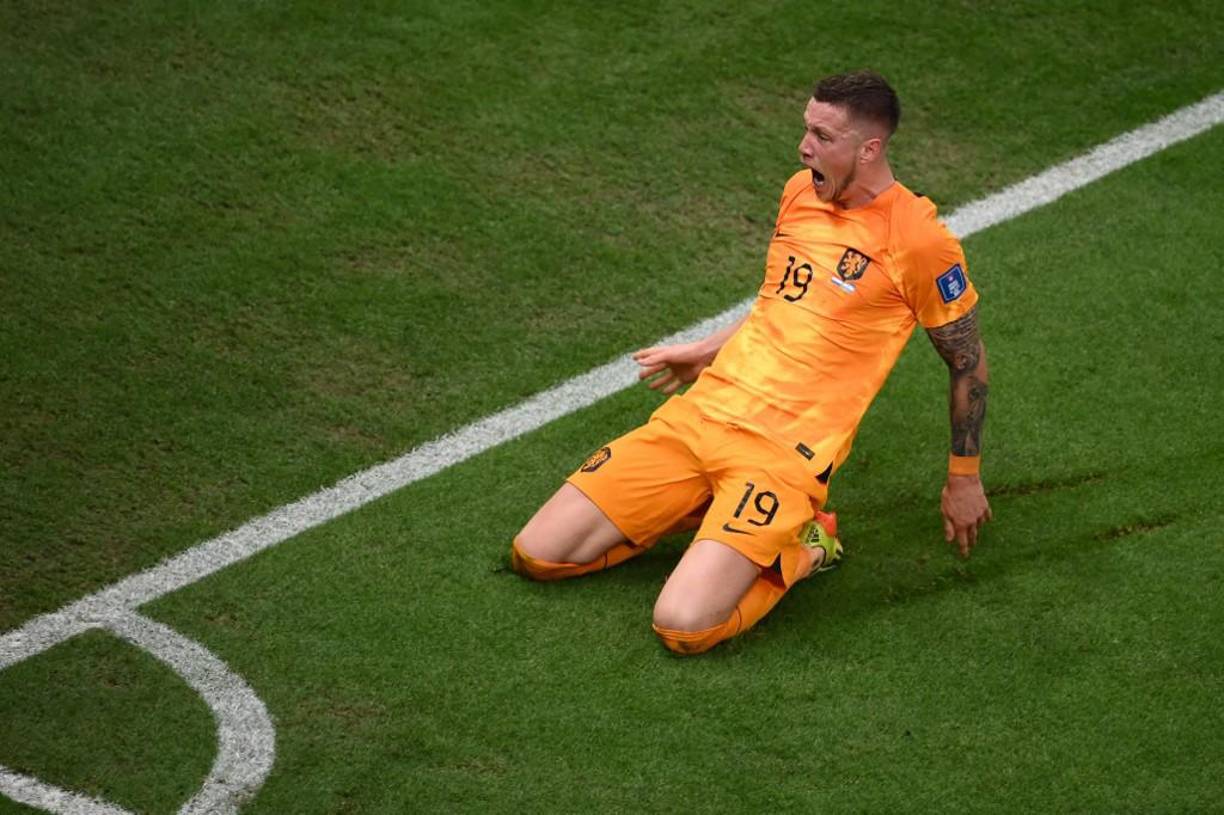 <b>La persona con la que Messi tuvo ese cruce de miradas fue Wout Weghorst. </b>Se trata del 19 de Países Bajos, el delantero que ingresó promediando el ST y que clavó los dos goles con los que los dirigidos por Van Gaal llevaron la definición al alargue y posteriormente, a los penales.