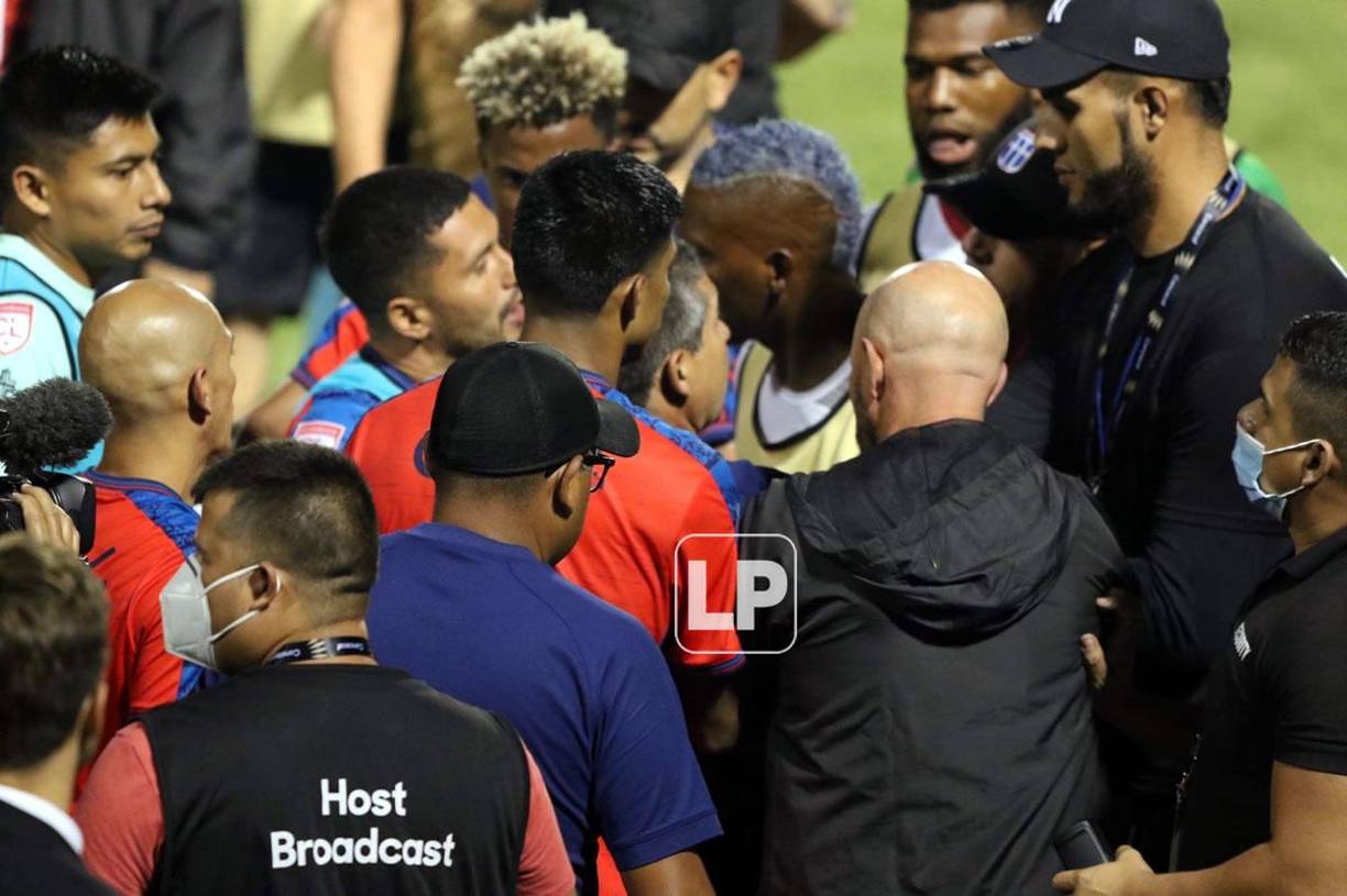 Al final del partido se armó una bronca entre jugadores y técnicos de ambos equipos.