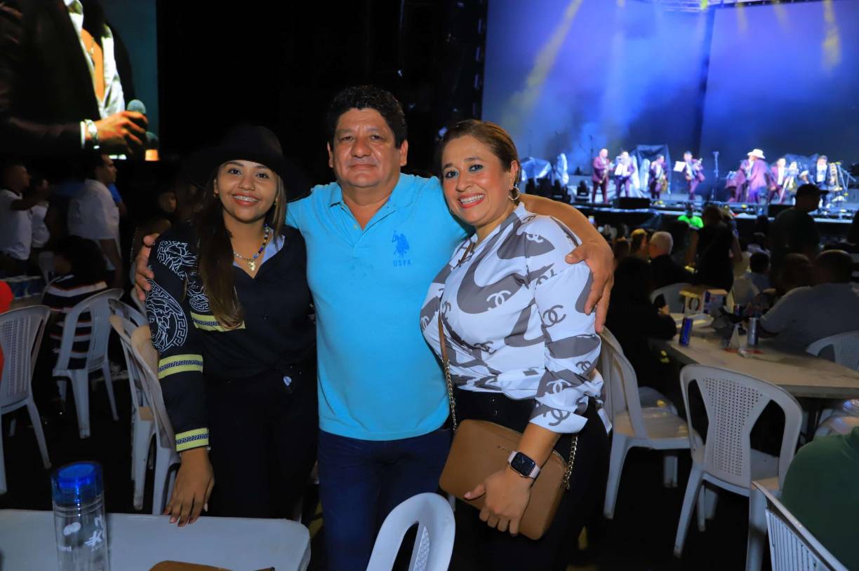 FOTOS: Así disfrutaron los sampedranos del concierto de “El Buki”