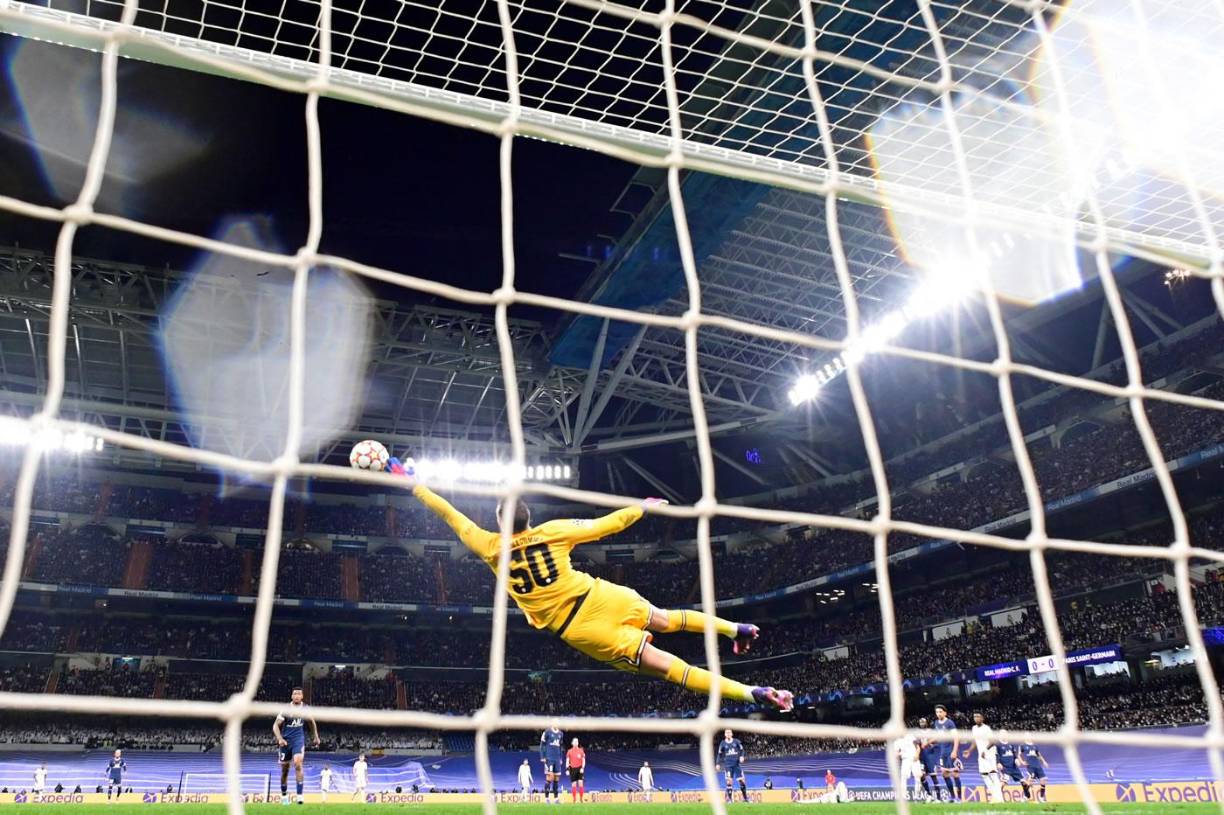 Gianluigi Donnarumma le sacó con esta volada un disparo a Benzema.