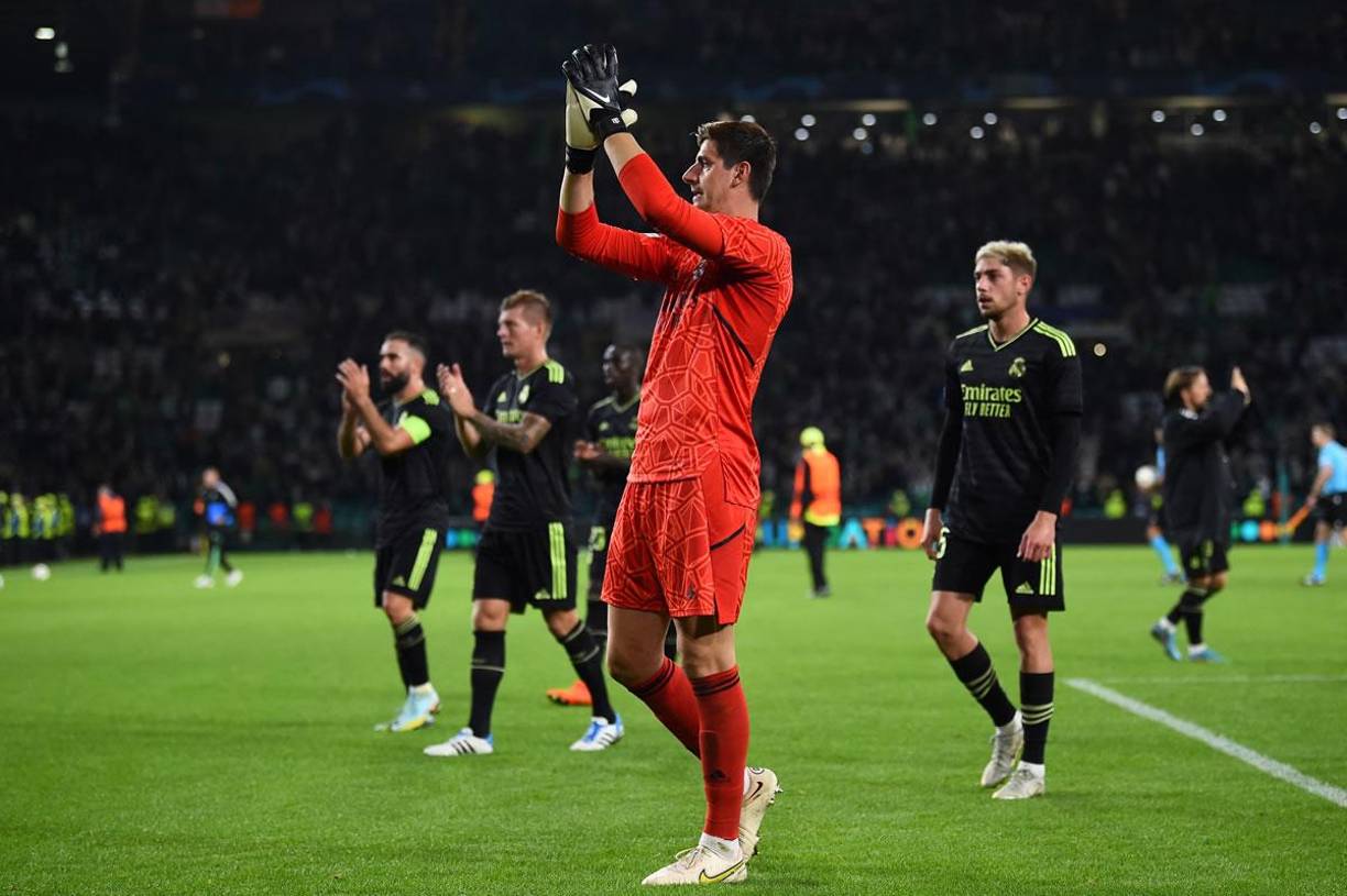 Thibaut Courtois y los otros jugadores del Real Madrid aplaudieron al final del partido a los aficionados por el apoyo.