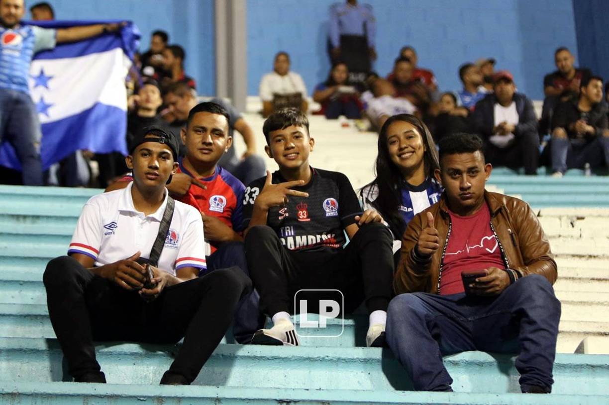 Las chicas, bella presentadora y ambiente de hermandad en el clásico Motagua-Olimpia en el Nacional