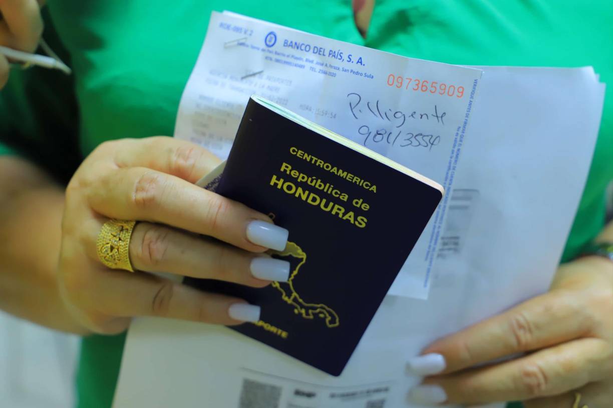 Allan Alvarenga, director del INM, dijo que ese error está en 1 millón de libretas y se produjo en la administración anterior.