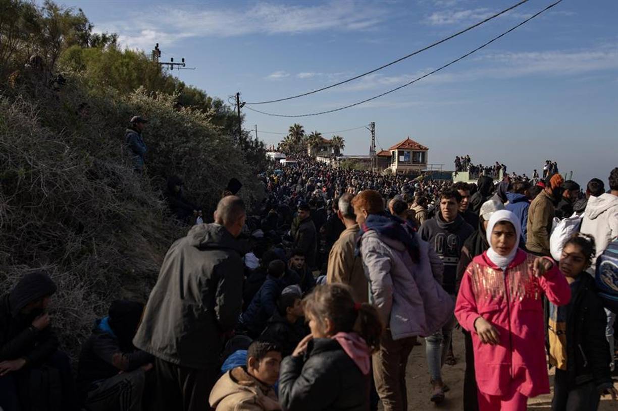 Entre los que vuelven junto a la playa, una familia con niños que lleva media hora cantando “Alá es grande”, en un ambiente festivo de despliegue de sonrisas por primera vez en meses.
